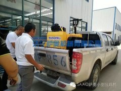 河南客戶(hù)親自來(lái)廠里選購(gòu)小型手扶壓路機(jī)